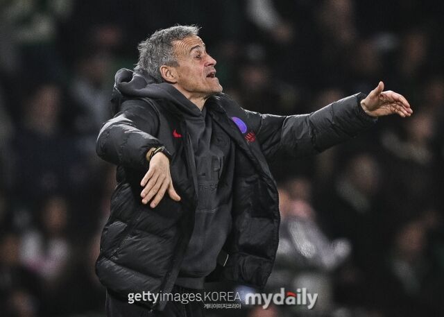22일 니콜로 스키라에 따르면 파리 셍제르망(PSG)은 루이스 엔리케 감독과 재계약에 임박했다. 엔리케 감독이 PSG 선수단에게 지시를 내리고 있다. /게티이미지코리아