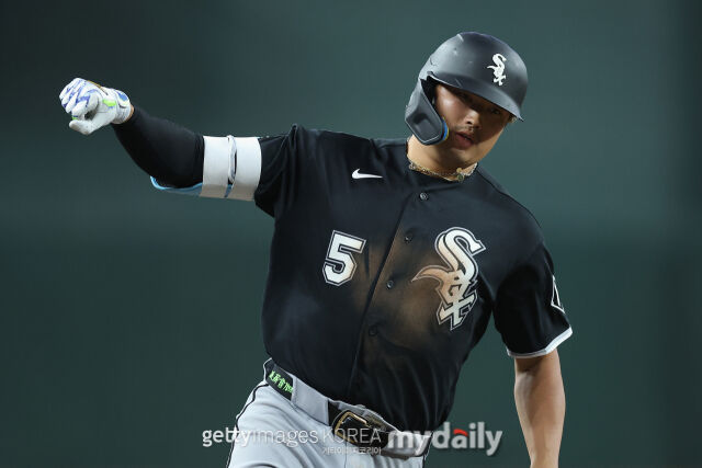 무라카미가 22일 애리조나와 경기에서 2회 홈런을 친 후 다이아몬드를 돌고 있다. /게티이미지코리아