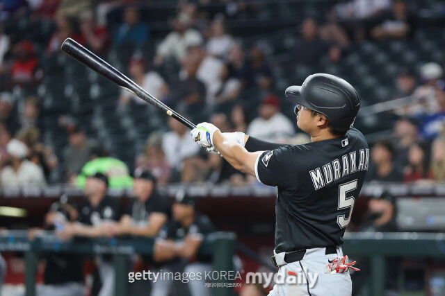 홈런을 날린 후 공을 바라보는 무라카미. /게티이미지코리아