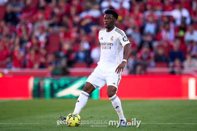 22일 파브리지오 로마노에 따르면 레알 마드리드는 올여름 맨체스터 유나이티드의 관심을 받고 있는 오렐리앙 추아메니를 매각하지 않을 예정이다. 추아메니가 드리블을 하고 있다./게티이미지코리아