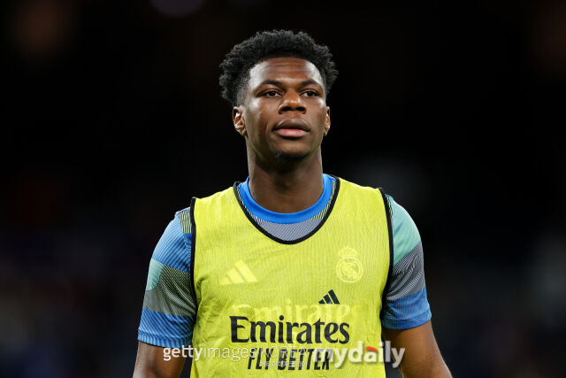 22일 파브리지오 로마노에 따르면 레알 마드리드는 올여름 맨체스터 유나이티드의 관심을 받고 있는 오렐리앙 추아메니를 매각하지 않을 예정이다. 워밍업을 하고 있는 추아메니./게티이미지코리아