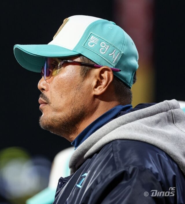경기를 지켜보는 이호준 감독./NC 다이노스
