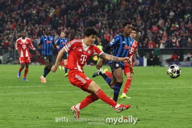 김민재가 아탈란타와의 2025-26시즌 유럽축구연맹 챔피언스리그 16강 2차전에서 킥을 하고 있다./게티이미지코리아