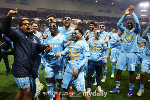 코벤트리 시티가 22일 홈에서 열린 포츠머스전에서 5-1로 대승을 거두며 2부리그 우승을 차지했다. 경기 후 기뻐하는 코벤트리 선수들./게티이미지코리아