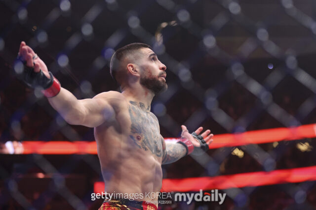 지난해 6월 UFC 317에서 올리베이라를 꺾고 기뻐하는 토푸리아. /게티이미지코리아