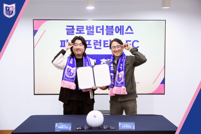 파주 프런티어가 20일 안경 브랜드 오와미(OWM)와 공식 후원 계약을 체결했다. 차세일 오와미 대표(왼쪽)와 황보관 파주 단장./파주 프런티어 제공