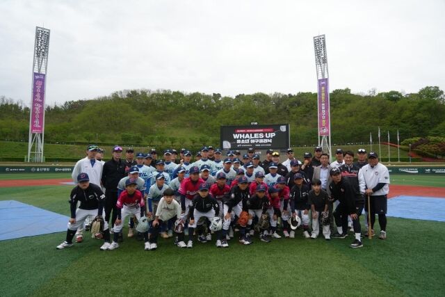 울산 웨일즈 선수단이 지역 유망주들과 소중한 시간을 보냈다./울산웨일즈