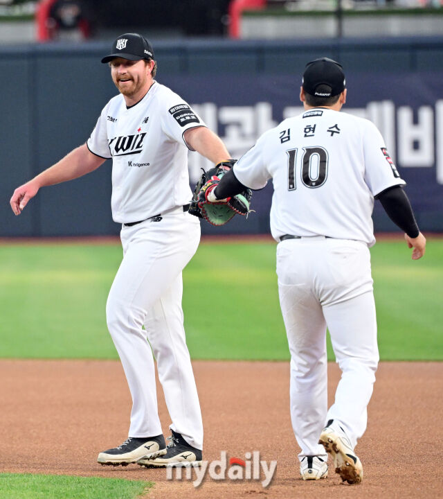 2026년 4월 22일 오후 경기도 수원KT위즈파크에서 열린 '2026 신한 SOL KBO리그' KIA 타이거즈와 KT 위즈의 경기. KT 선발투수 사우어와 1루수 김현수가 1회초 수비를 마친 뒤 하이파이브를 하고 있다./수원 = 유진형 기자