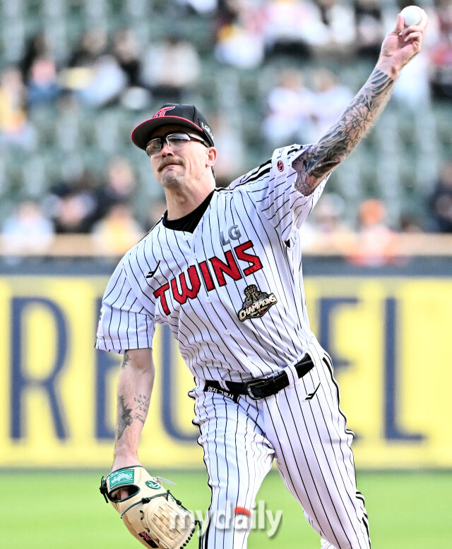 LG 웰스가 22일 서울 잠실야구장에서 진행된 '2026 프로야구 KBO리그' LG트윈스와 한화이글스의 경기서 역투하고 있다./잠실=송일섭 기자