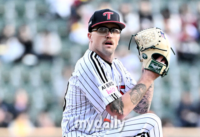 LG 웰스가 22일 오후 서울 잠실야구장에서 진행된 '2026 프로야구 KBO리그' LG트윈스와 한화이글스의 경기서 선발둥판해 역투하고 있다./잠실=송일섭 기자