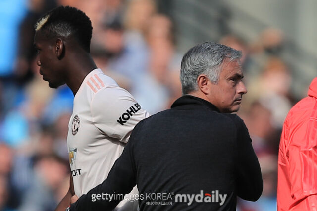 폴 포그바(AS 모나코)가 조제 무리뉴 벤피카 감독과의 불화에 관해 입을 열었다. 맨체스터 유나이티드 시절 포그바(왼쪽)와 무리뉴 감독. /게티이미지코리아