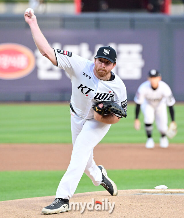 2026년 4월 22일 오후 경기도 수원KT위즈파크에서 열린 '2026 신한 SOL KBO리그' KIA 타이거즈와 KT 위즈의 경기. KT 선발투수 사우어가 역투하고 있다./수원 = 유진형 기자