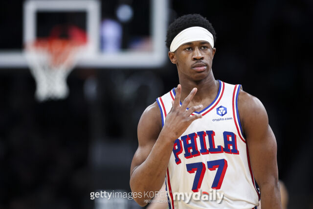 엣지콤이 22일 보스턴과 경기에서 3점포를 터뜨린 후 손가락 세 개를 펼치고 있다. /게티이미지코리아