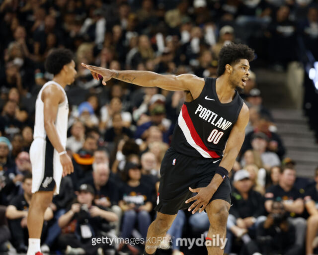 헨더슨이 22일 샌안토니오와 경기에서 3점슛을 성공한 후 세리머니 하고 있다. /게티이미지코리아