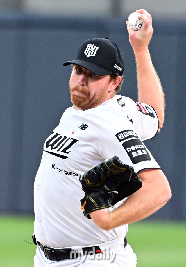 2026년 4월 22일 오후 경기도 수원KT위즈파크에서 열린 '2026 신한 SOL KBO리그' KIA 타이거즈와 KT 위즈의 경기. KT 선발투수 사우어가 역투하고 있다./수원 = 유진형 기자