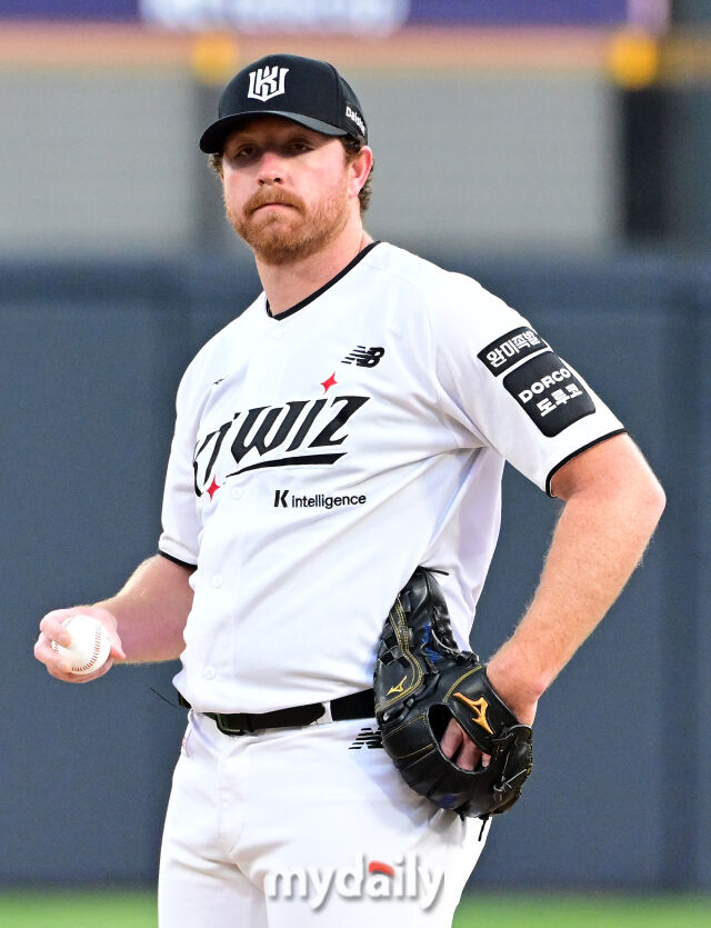 2026년 4월 22일 오후 경기도 수원KT위즈파크에서 열린 '2026 신한 SOL KBO리그' KIA 타이거즈와 KT 위즈의 경기. KT 선발투수 사우어가 투구를 준비하고 있다. /마이데일리