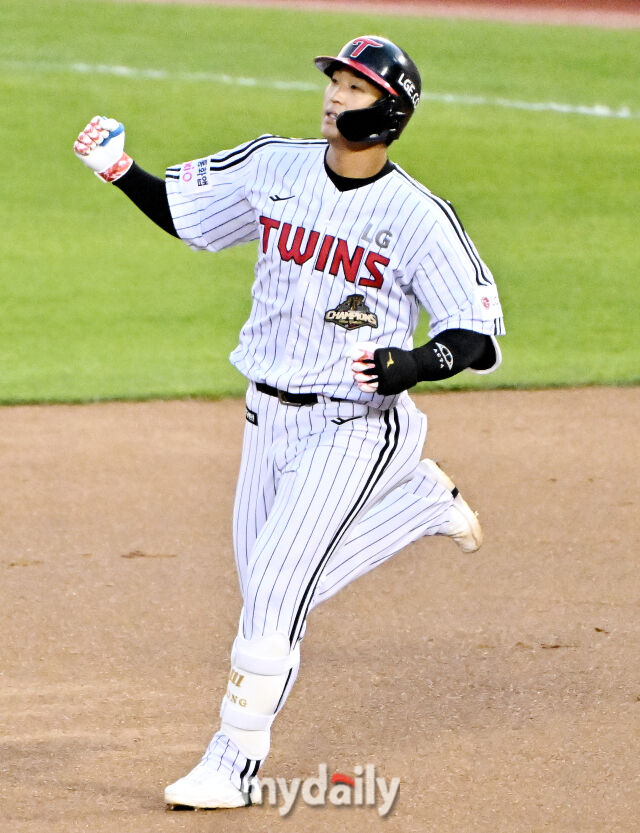 LG 송찬의가 22일 오후 서울 잠실야구장에서 진행된 '2026 프로야구 KBO리그' LG트윈스와 한화이글스의 경기 2회말 2사 1루서 2점 홈런을 터뜨린 뒤 환호하고 있다./잠실=송일섭 기자