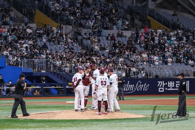 22일 NC전에서 설종진 감독이 알칸타라와 마운드에서 대화를 나누고 있다./키움 히어로즈