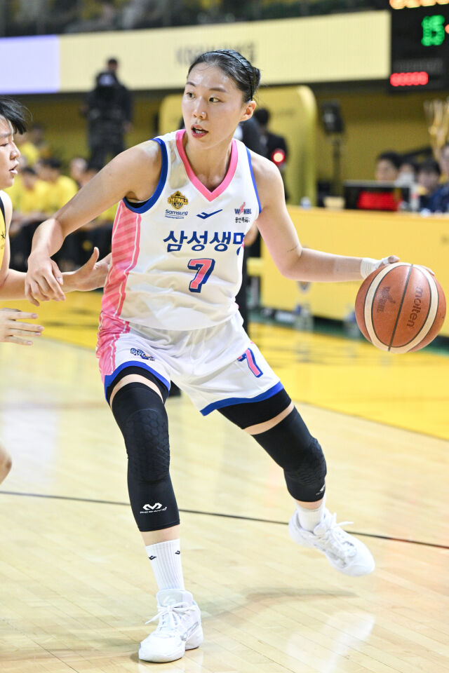 청주 KB스타즈가 22일 청주체육관에서 열린 여자프로농구 챔피언결정전 1차전에서 용인 삼성생명에 승리를 거뒀다. 삼성생명 강유림이 드리블을 하고 있다. /WKBL 제공