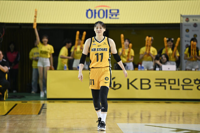 청주 KB스타즈가 22일 청주체육관에서 열린 여자프로농구 챔피언결정전 1차전에서 용인 삼성생명에 승리를 거뒀다. 경기에 출전한 KB스타즈 강이슬./WKBL 제공