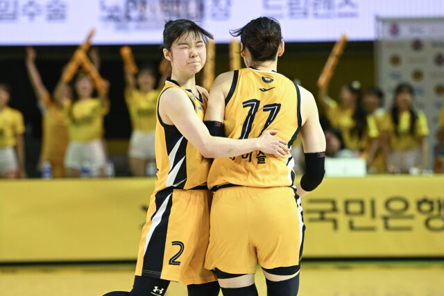 청주 KB스타즈가 22일 청주체육관에서 열린 여자프로농구 챔피언결정전 1차전에서 용인 삼성생명에 승리를 거뒀다. KB스타즈 허예은(왼쪽)과 강이슬이 득점 후 기뻐하고 있다./WKBL 제공