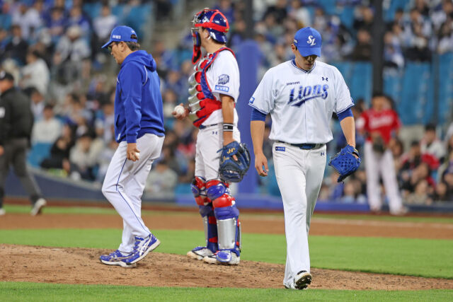 김재윤이 22일 대구 삼성 라이온즈파크에서 열린 SSG 랜더스와의 홈 경기에서 마운드를 내려가고 있다. 김재윤은 ⅓이닝 2실점으로 패전의 멍에를 썼다. /삼성 라이온즈 제공