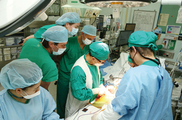 지난 2022년 아르헨테나 의료진이 서울아산병원 간이식·간담도외과 문덕복 교수(가운데)가 집도하고 있는 생체간이식 수술을 참관하고 있다. /서울아산병원
