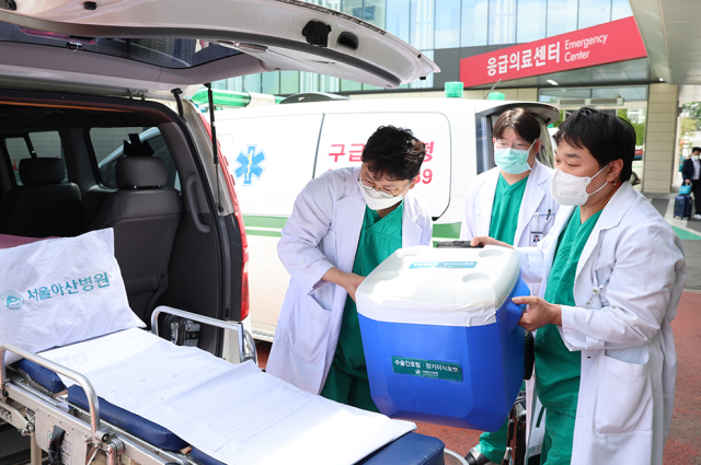 서울아산병원 간이식팀이 뇌사자의 간 적출을 위해 긴급하게 출발하고 있는 모습. /서울아산병원