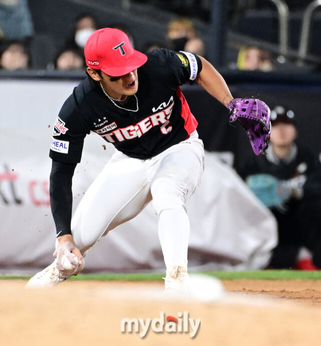 KIA 김도영이 사타구니에 타구를 맞았지만 집중력을 발휘해 수비를 이어가고 있다 / 수원 = 유진형 기자 zolong@mydaily.co.kr