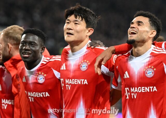 22일 비인스포츠 보도에 따르면 페네르바체 복귀설에 휩싸인 김민재가 바이에른 뮌헨 잔류를 원하는 것으로 알려졌다. 동료들과 승리 후 기뻐하고 있는 김민재(가운데)./게티이미지코리아