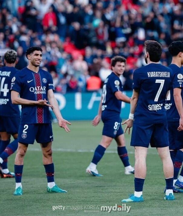 낭트와의 2025-26시즌 프랑스 리그1 홈 경기에서 멀티골을 기록한 크바라츠헬리아(오른쪽)가 골 세리머니를 펼치고 있다./PSG