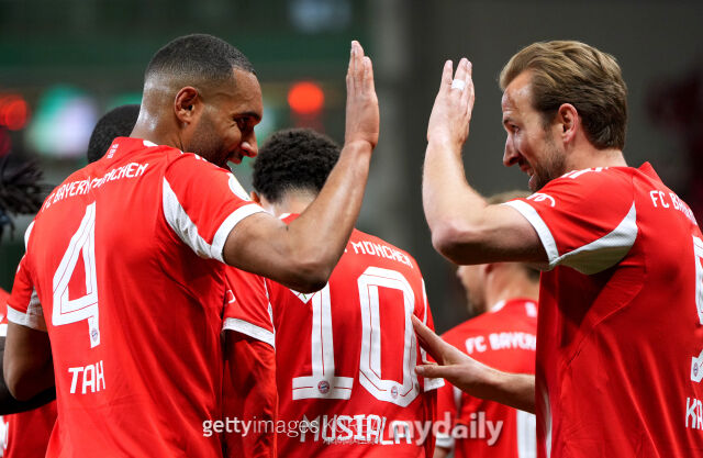 바이에른 뮌헨의 요나단 타(왼쪽)와 케인이 2025-26시즌 DFB 포칼 4강전 승리 후 하이파이브를 하고 있다./게티이미지코리아