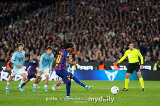 페널티킥을 차는 야말(왼쪽에서 세 번째 10번). /게티이미지코리아