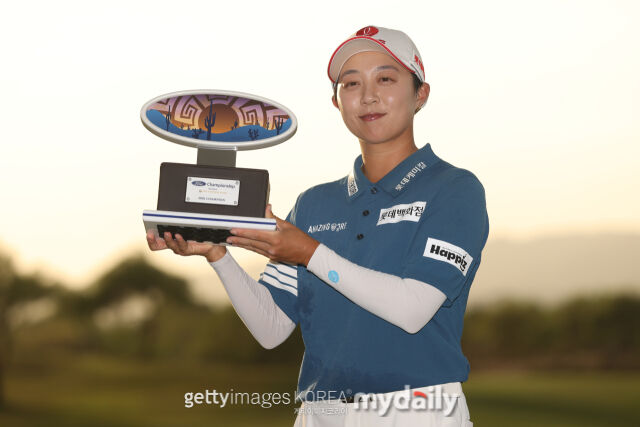 김효주가 2026 포드 챔피언십 우승 트로피를 들고 웃고 있다. /게티이미지코리아