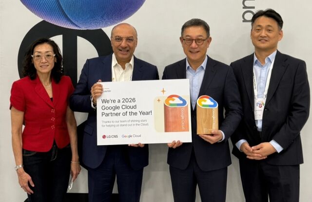 현신균 LG CNS 사장(왼쪽에서 세번째)과 AI클라우드사업부장 김태훈 부사장(왼쪽에서 네번째)이 '구글 클라우드 파트너 어워즈 2026' 현장에서 루스 선(Ruth Sun) 구글 클라우드 코리아 사장(왼쪽에서 첫번째), 카란 바즈와(Karan Bajwa) 구글 클라우드 아시아·태평양 지역 총괄과 기념 사진을 촬영하고 있는 모습. /LG CNS