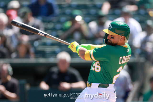 코르테스가 17일 텍사스 레인저스와 경기에서 타격하고 있다. /게티이미지코리아