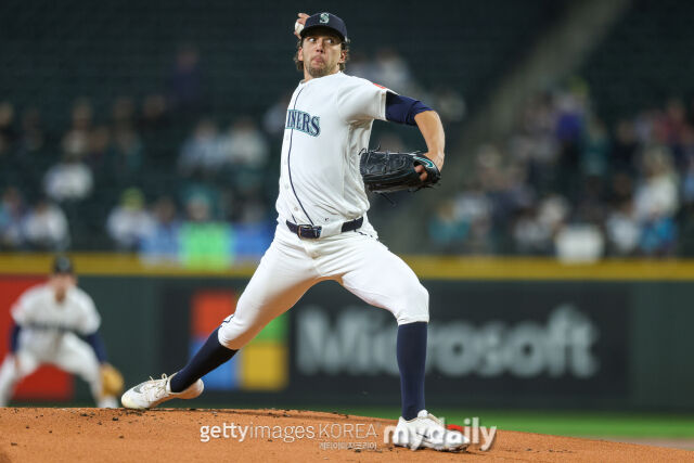 길버트가 23일 애슬레틱스와 경기에서 힘차게 공을 뿌리고 있다. /게티이미지코리아