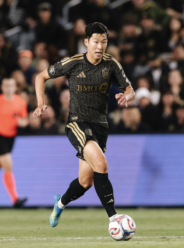 손흥민(LAFC)이 23일 오전 11시 30분(이하 한국시각) 오전 미국 로스앤젤레스(LA)의 BMO 스타디움에서 펼쳐진 콜로라도 래피즈와의 경기에서 드리블을 하고 있다./LAFC 제공