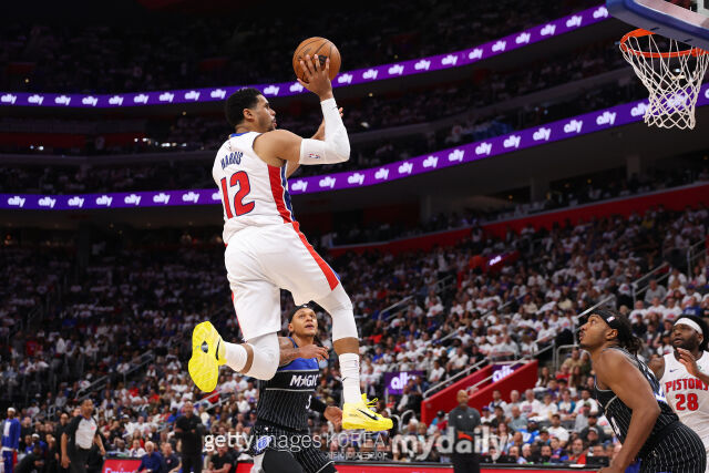 해리스(왼쪽 12번)가 점퍼를 시도하고 있다. /게티이미지코리아