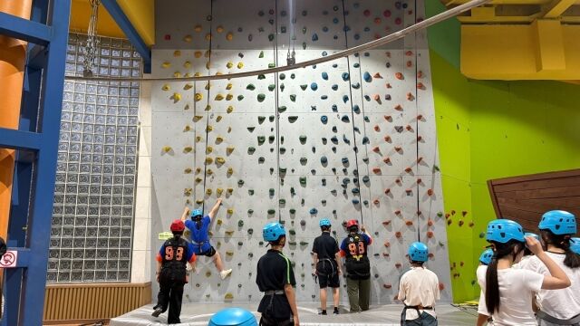 청소년들이 '2025년 레저스포츠 현장 체험 프로그램'에 참여해 암벽 등판을 체험하고 있다. /국민체육진흥공단 제공