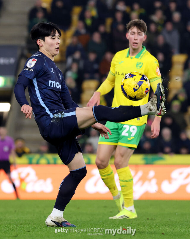 코벤트리 시티의 양민혁(왼쪽)이 2026년 1월 열린 노리치 시티와의 잉글랜드 챔피언십 경기에서 볼을 컨트롤하고 있다./게티이미지코리아
