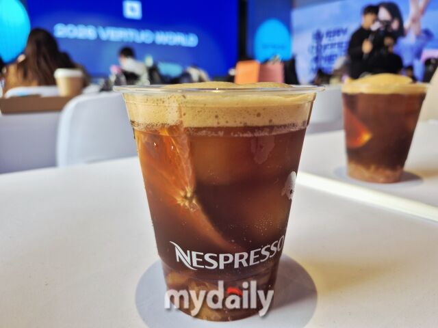 현장에서 ‘버츄오 업’을 활용해 만든 ‘루비 포멜로지오’ 커피가 제공됐다. /방금숙 기자