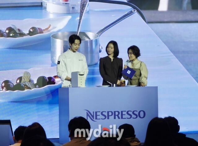 네스프레소 브랜드 앰버서더인 배우 김고은이 손종원 셰프와 행사에 참석해 커피 경험을 소개하고 있다. /방금숙 기자