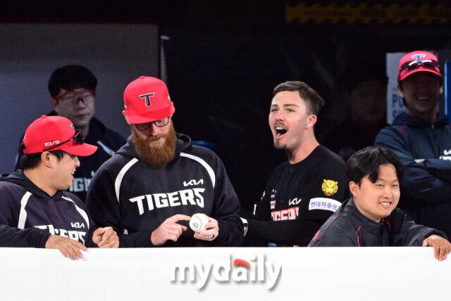 KIA 동료들이 데일의 첫 홈런에 침묵 세리머니를 하고 있다 / 수원 = 유진형 기자 zolong@mydaily.co.kr