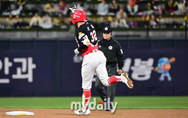 KIA 데일이 KBO리그 첫 홈런을 친 뒤 기뻐하고 있다 / 수원 = 유진형 기자 zolong@mydaily.co.kr