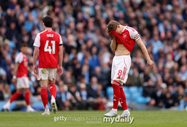 아스널의 주장 마르틴 외데고르(왼쪽)가 20일 맨시티와 경기에서 패한 후 망연자실하고 있다. /게티이미지코리아