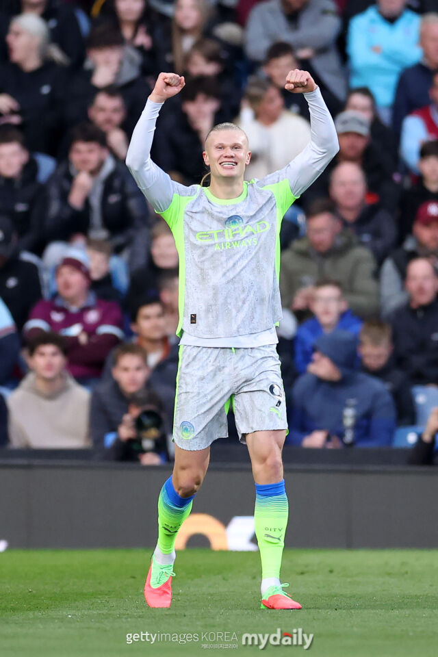 홀란드가 23일 번리와 원정 경기에서 전반 5분 선제골을 터뜨린 후 기뻐하고 있다. /게티이미지코리아