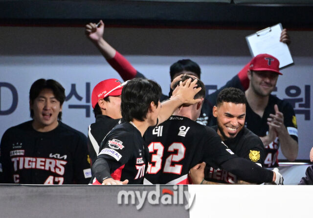 KIA 동료들이 데일의 첫 홈런을 축하하고 있다 / 수원 = 유진형 기자 zolong@mydaily.co.kr