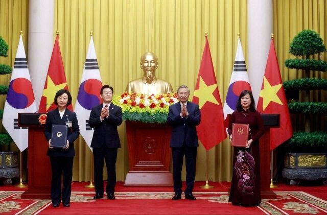 오유경 식품의약품안전처장과 다오 홍 란 베트남 보건부 장관이 22일(현지시간) 하노이 주석궁에서 이재명 대통령과 또 럼 공산당 서기장 겸 국가주석이 임석한 가운데 식품·의약품·화장품·의료기기 안전 협력 양해각서 교환 후 기념촬영을 하고 있다. /식품의약품안전처