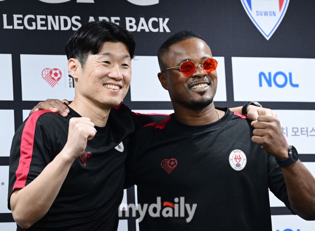  박지성과 파트리스 에브라가 19일 오후 경기도 수원월드컵경기장에서 진행된 OGFC- 수원삼성 블루윙즈 레전드 매치 ‘OGFC: THE LEGENDS ARE BACK’ 기자회견에서 포즈를 취하고 있다.